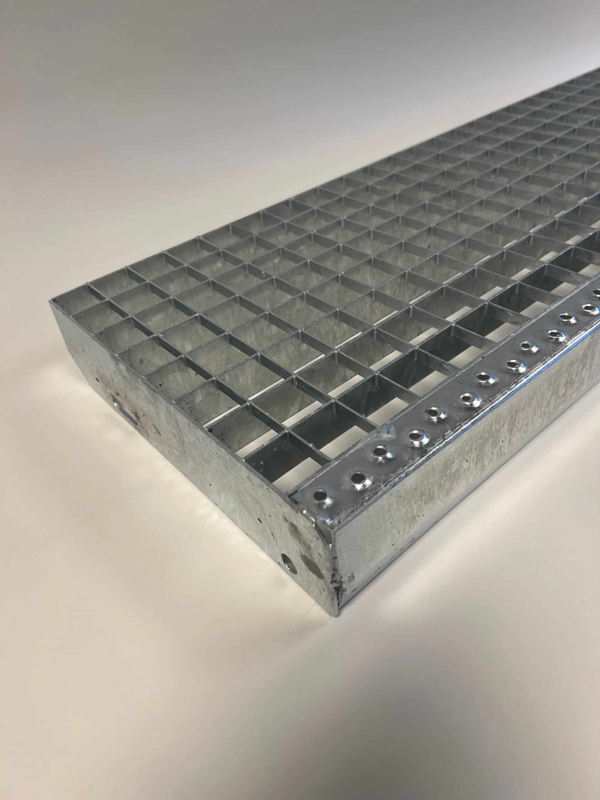 Galvanisert trappetrinn 150 x 30 cm sklisikkert, med barnesikringslist - Bilde 4