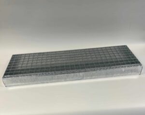 Galvanisert trappetrinn 120 x 30 cm sklisikkert, med barnesikringslist