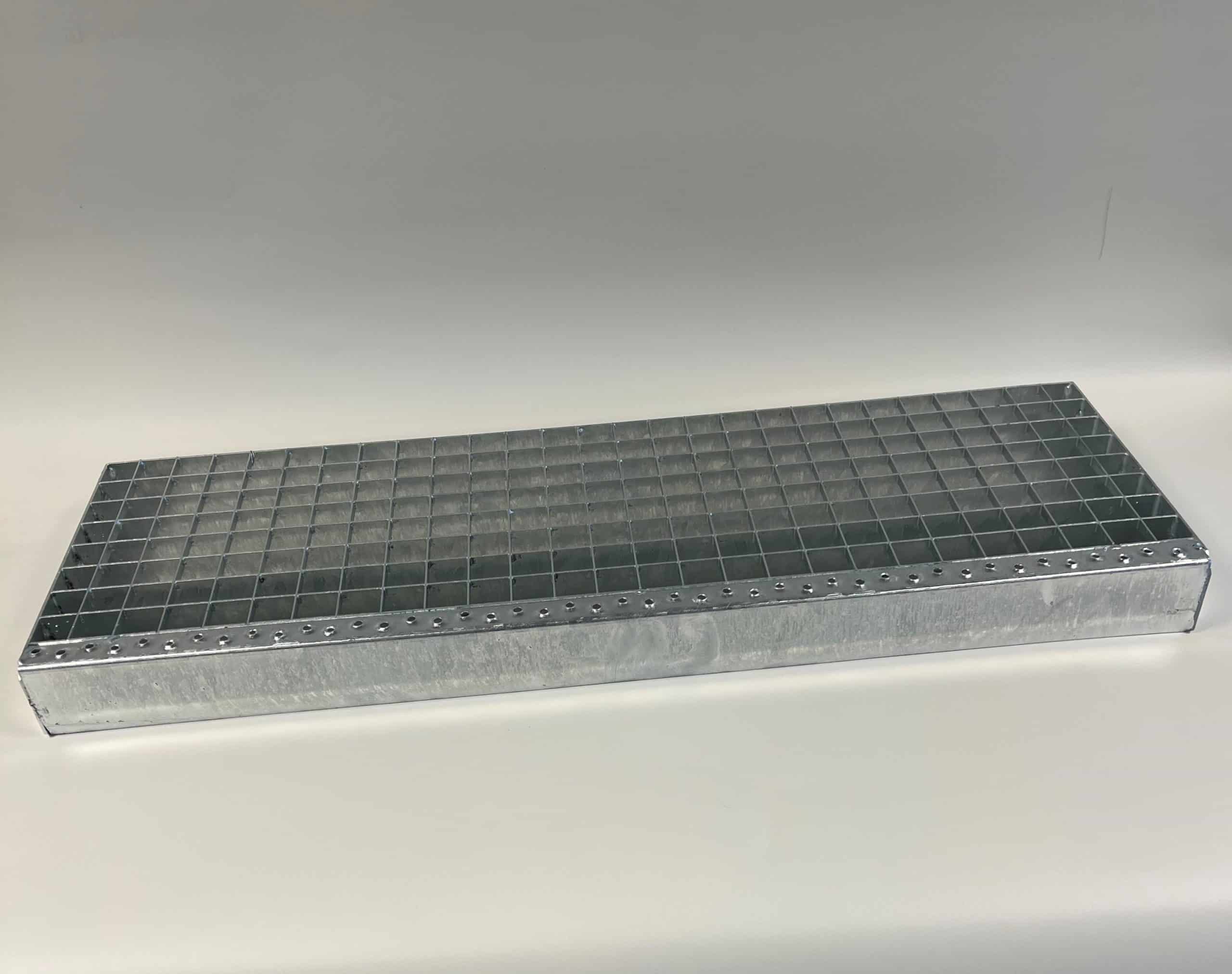 Galvanisert trappetrinn 150 x 30 cm sklisikkert, med barnesikringslist