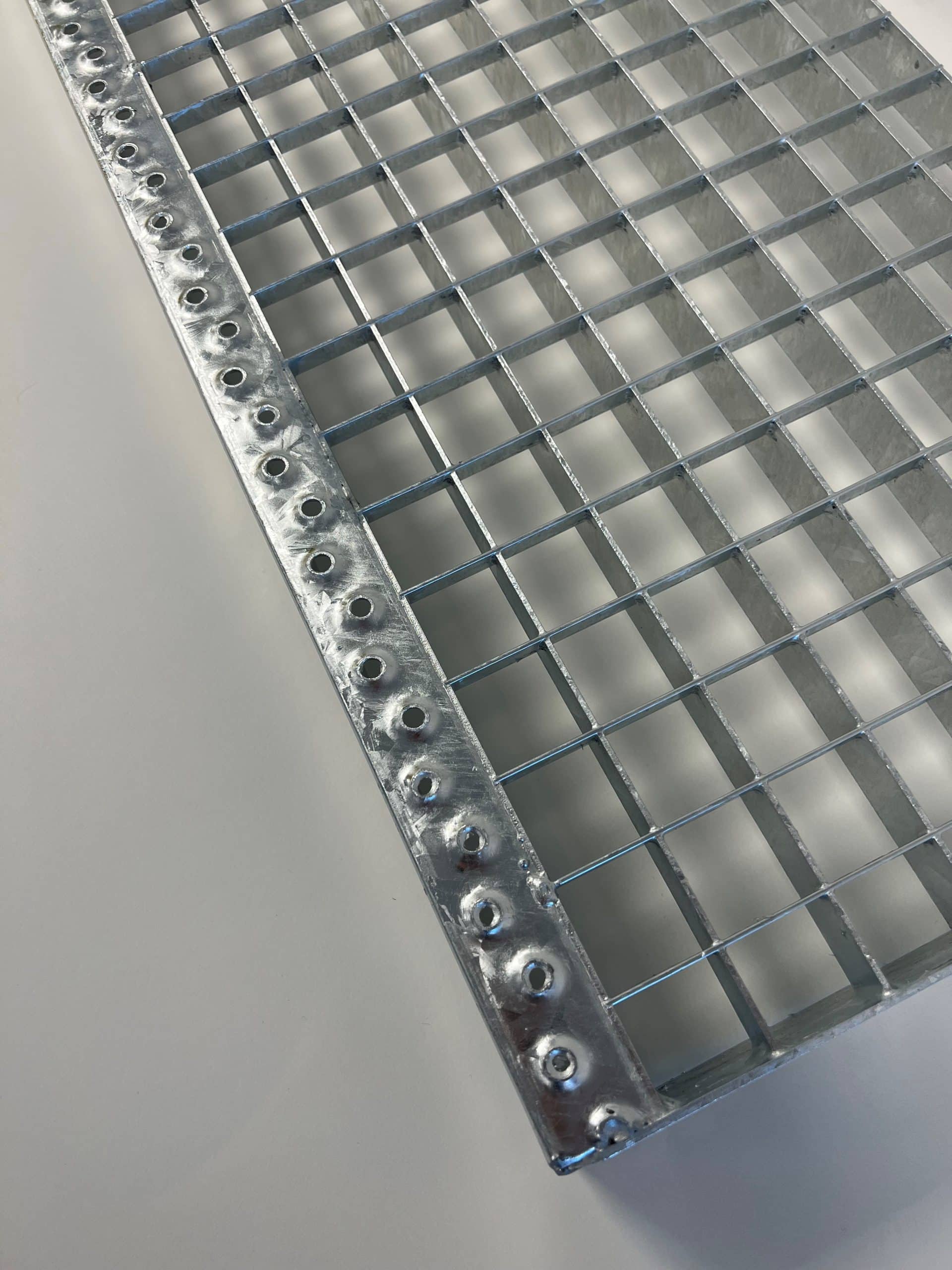 Galvanisert trappetrinn 150 x 30 cm sklisikkert, med barnesikringslist - Bilde 3